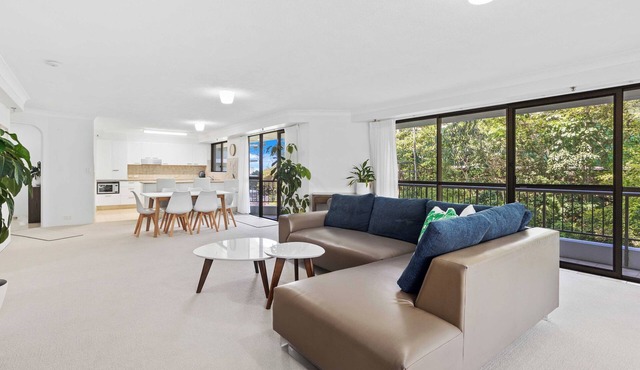 Burleigh Headland 2 Bedroom Stay, just a stones throw from the beach!