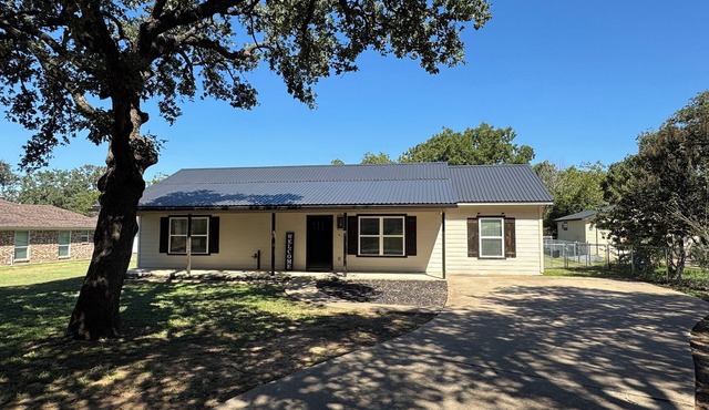 Burleson Farmhouse 3-bedroom house