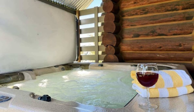 Burley Bear on IP Golf Course, Free Wifi, 2Br + Loft, Private HotTub, 25 Mins to YNP