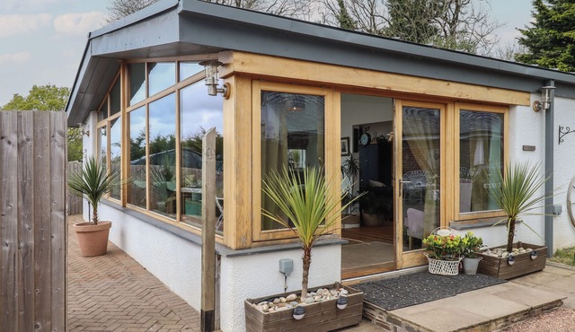 BURLODGE, luxury holiday cottage, with hot tub in Barnstaple