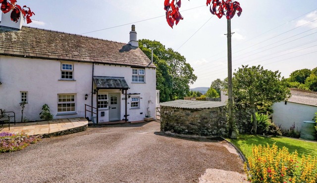 BURNBANK COTTAGE, character holiday cottage in Grange-Over-Sands