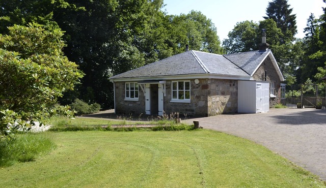 Burnbeag Cottage at Auchendennan - sleeps 7 guests in 3 bedrooms