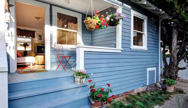 Burnham Beach Cottage #1- Block to Beach!