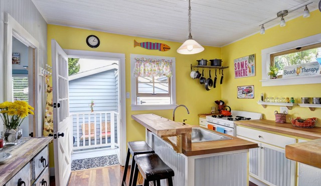 Burnham Beach Cottage #3- Block To Beach!