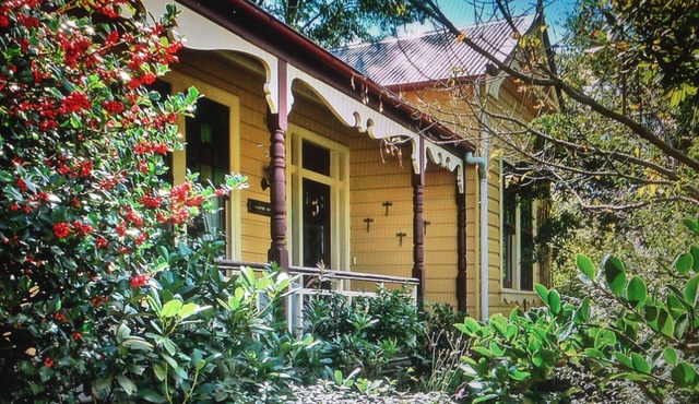 Burnie Brae circa 1908 - Netflix, Wifi, Air Con, Quiet Area, with 2 X Queen Beds