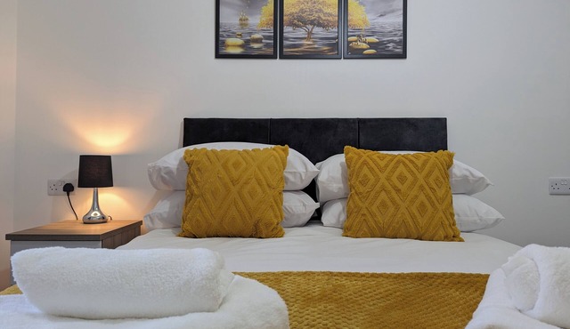 Burnley Entire House 4-bedrooms-sleeps 6-driveway