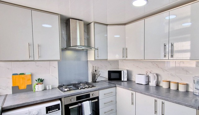 Burnley Terraced House on Cleaver Street by Bevolve - Free Parking 3