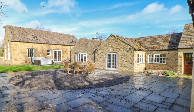 BURNS COTTAGE, pet friendly, with hot tub in Barnard Castle