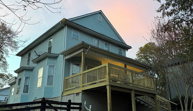 Burnside Boathouse – Cozy 5 Bedroom Lake Retreat Steps from Marina & Local Eats