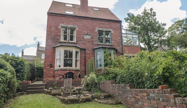 BURNSIDE, family friendly, with open fire in Robin Hood’s Bay