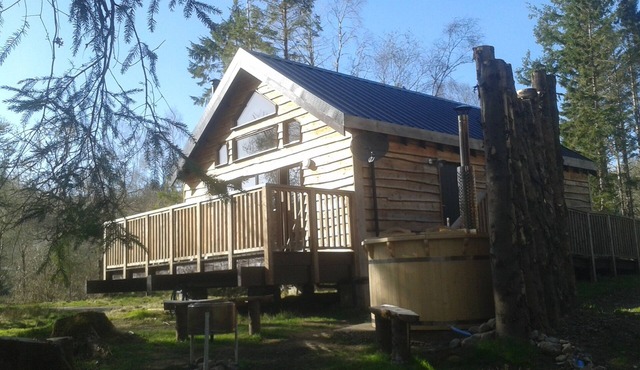 BURNSIDE is a charming, Well Equipped Log Cabin In Stunning Location.