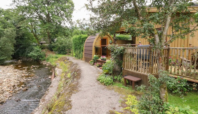 BURNSIDE LODGE, family friendly, with open fire in Fort William