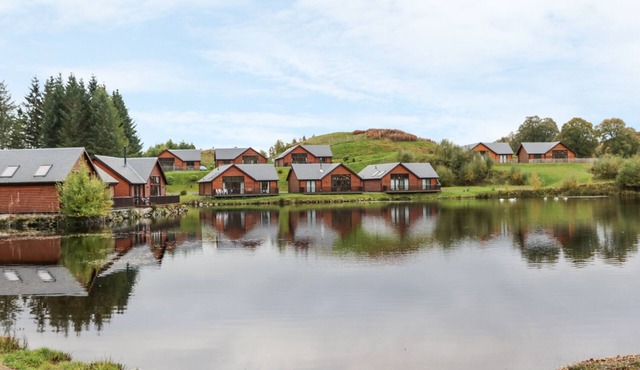 BURNSIDE LODGE (LODGE 1, GLENGOULANDIE), pet friendly in Aberfeldy