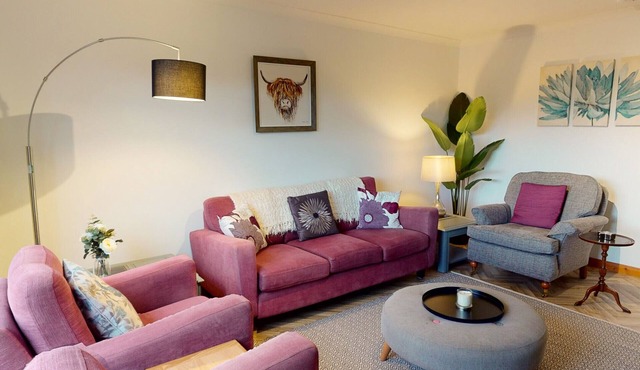 Burnside Pines - modern Aviemore home with sauna & EV charger