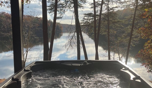 Burnt Mountain Waterfront Log Cabin, with 6person Spa