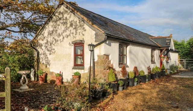BURNT OAK STABLES, pet friendly, with a garden in Mynydd Isa
