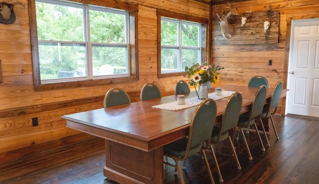 Burnt Pine Ranch - Springs Retreat. 100 year old secluded rustic farm cabin.