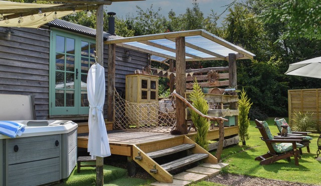 BURR 2 SHEPHERDS HUT, romantic, country holiday cottage in Barnstaple