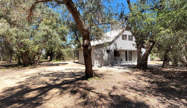 Burrabogie - Waterfront Retreat: Secluded lodges tucked away