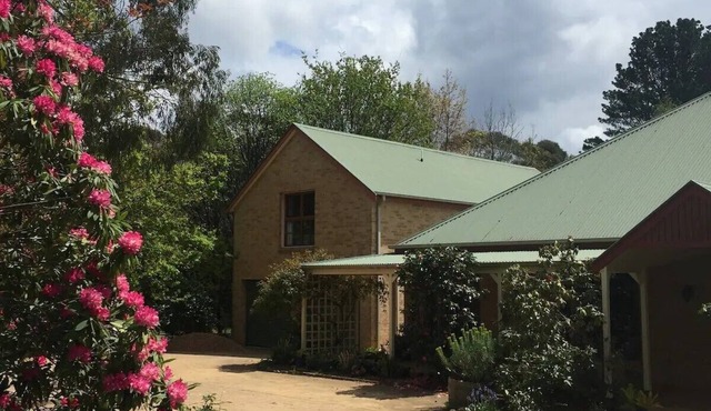 Burradoo Loft with king size bed. nClose to Southern Highlands wineries.