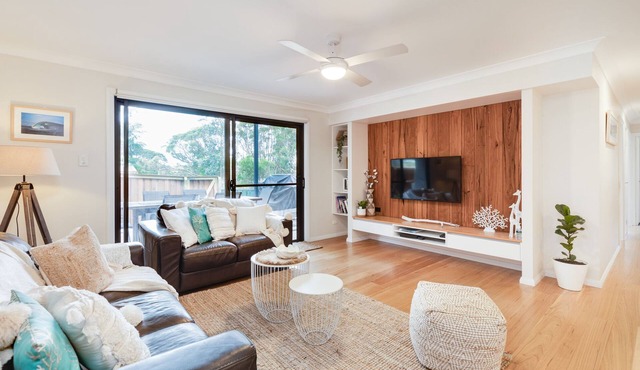 Burrill Lake - Self Contained Guest Suite - Rear Access to Beach