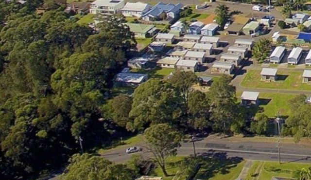 Burrill's Cedar Cottage - Walking Distance to Water