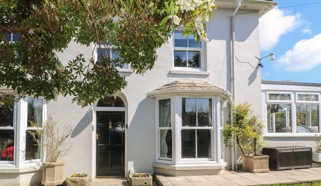 BURROW HOUSE, pet friendly, with open fire in Tywardreath