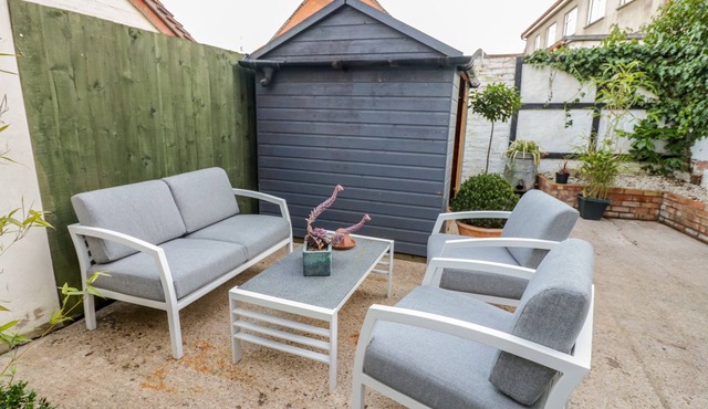 BURROWS COURT, pet friendly, character holiday cottage in Tewkesbury