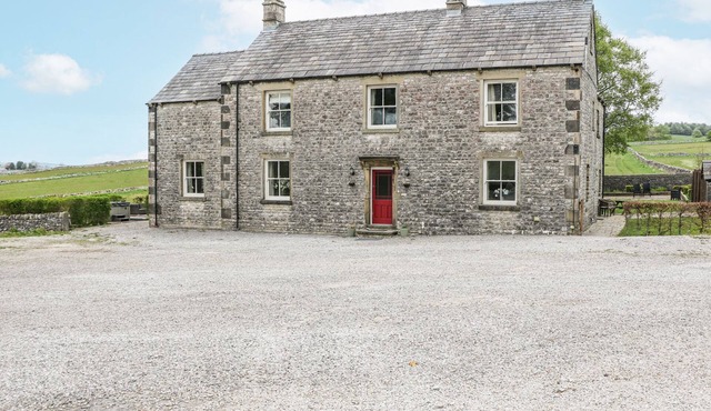 BURRS FARM, pet friendly, character holiday cottage in Chelmorton