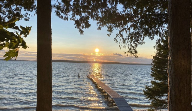 Burt Lake, Lake Front Family Vacation Home, 4BR-2BA, Amazing Sunsets!