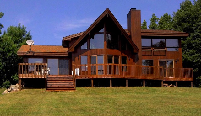 Burt Lake, Lake Front Family Vac. Home, 4 BR-3 BA, Great Sunsets in Private Sub