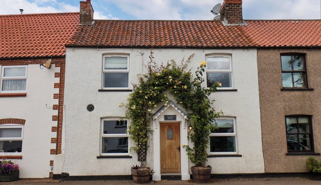 BURTON FLEMING, pet friendly, with hot tub in Hunmanby