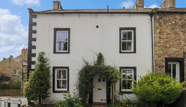BURTON HOUSE, pet friendly, with open fire in Burton-In-Lonsdale