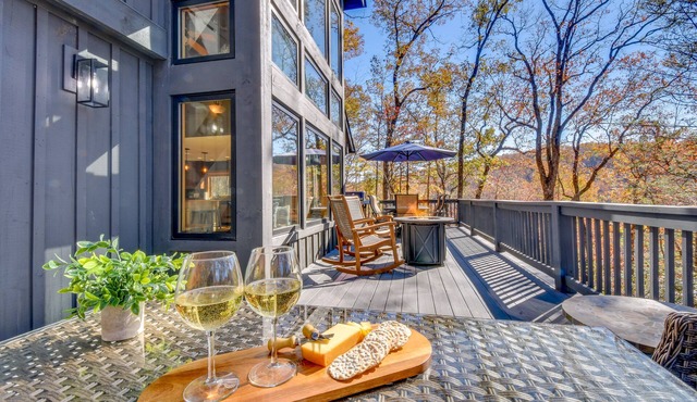 'Burton on the Rocks' Lake Retreat w/Hot Tub!