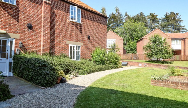 BURTONS MILL RETREAT, family friendly in Stalham