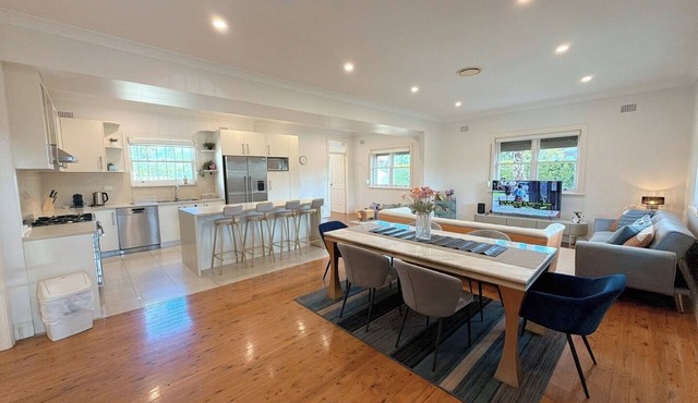 Burwood 4BR Family Home | Fast WiFi and Free Parking