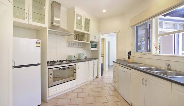 Burwood Bliss by Ready Set Stay