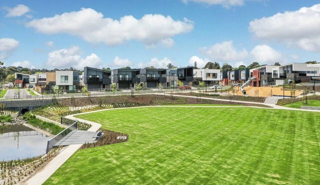 Burwood Brickworks Villa Walk to Shops & Park