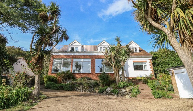 BURWYNS, pet friendly, character holiday cottage in Ventnor