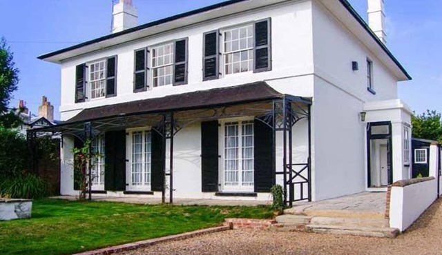 Bury Villa - sleeping 18 guests