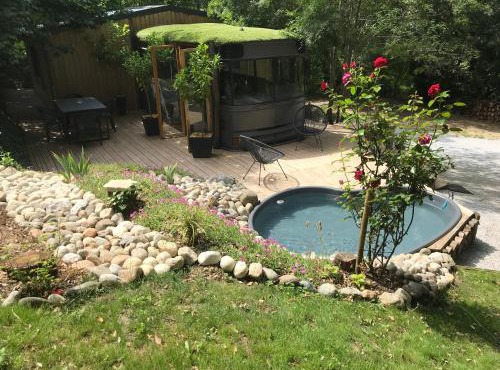 Bus atypique au bord du canal du midi et au cœur d'une forêt 2 chambres