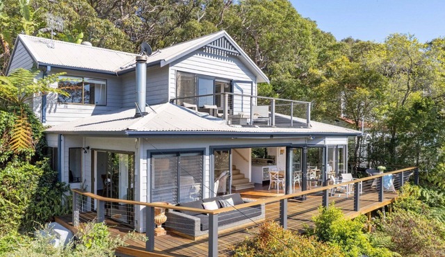 Bush setting and easy walk to beach