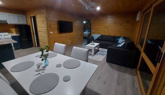 Bushland Cabin Near Boat Ramp and Town