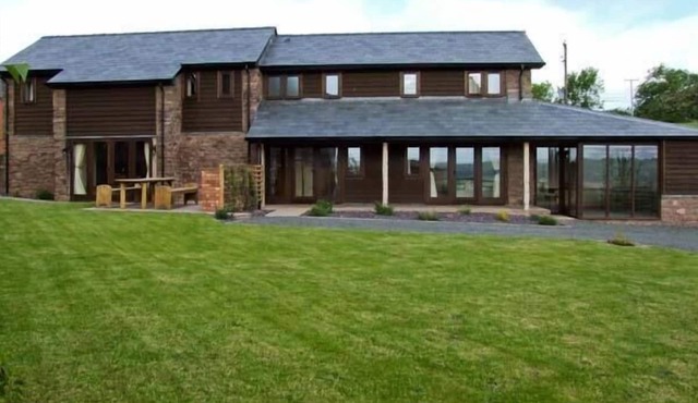 BUSHMILLS, family friendly, character holiday cottage in Abbey Dore