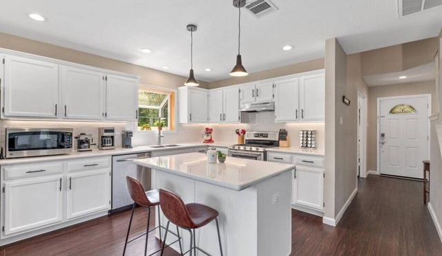 'Bushmills Place'- Pet-friendly, w/yard, near Austin Kalahari!