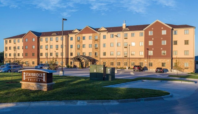 Business-Friendly Stay: Pool & Breakfast