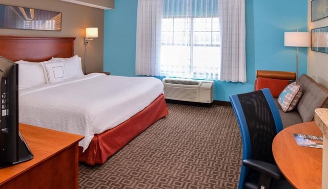 Business Lodging in Thousand Oaks! 4 units w/Work Space, Full Kitchen, Pool
