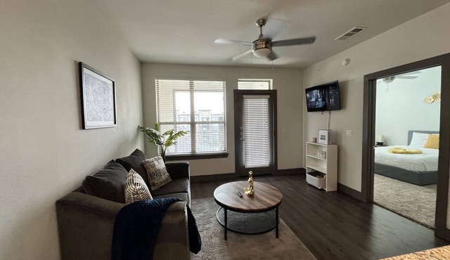 Business-Ready Haven/Near IAH, Gym, Pool & Parking
