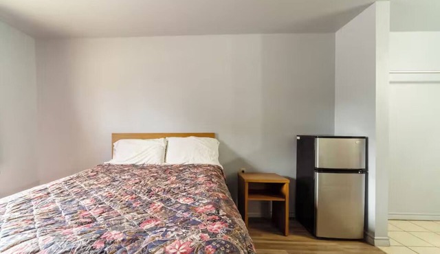Business-Ready Refurbished Room w/Free Parking Near Clute Municipal Park