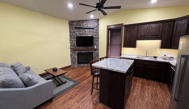 Business Stay Made Easy - Downtown Apt w/Workspace